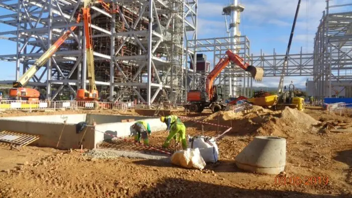 Ingeniero gestionando licencia para obras de nueva planta
